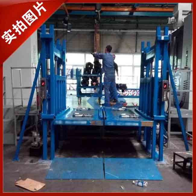 一台导轨式升降货梯2018年10月在重庆地区进行安装调试！